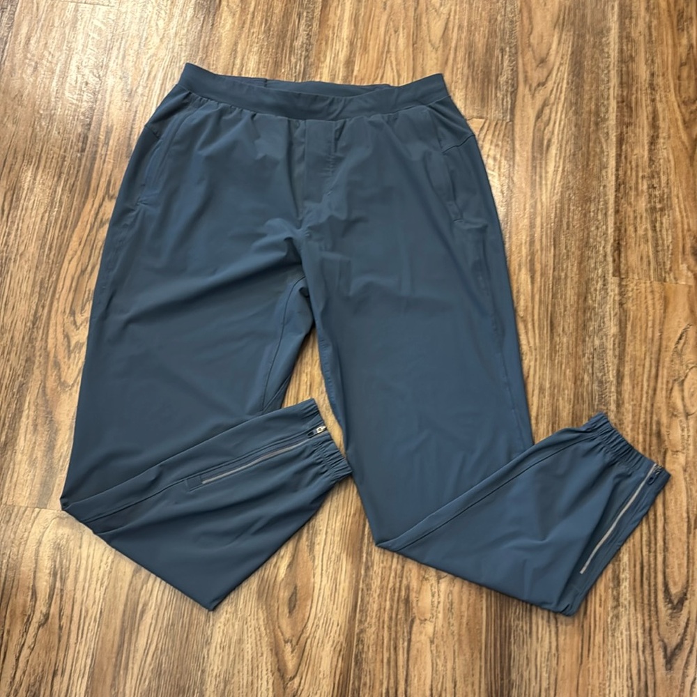 LIKE NEW!! Men’s Lululemon Surge Jogger - size L